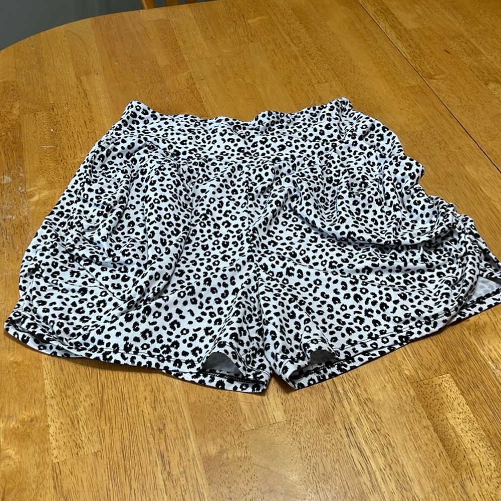 Size large leopard print shorts with pockets